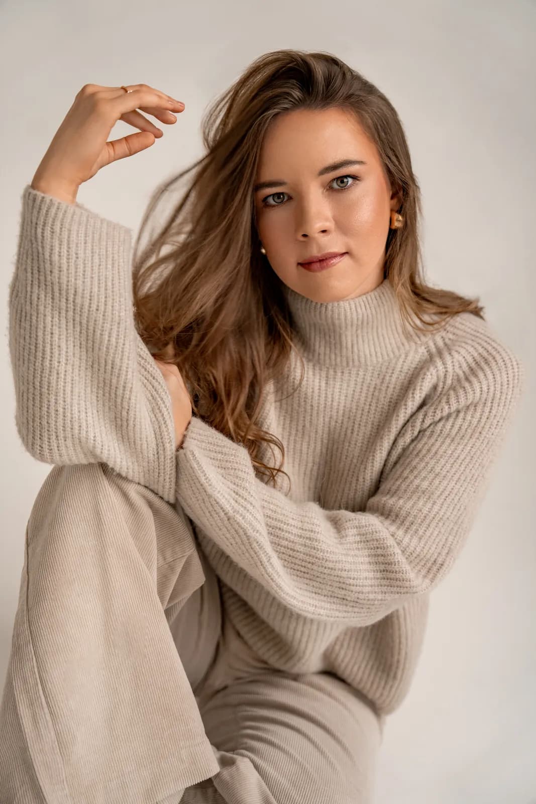 Portrait of coach and therapist Darja Titova from Therapy by Titov in a soft neutral studio, conveying the center’s philosophy of gentle, deep work with body, mind, and soul.