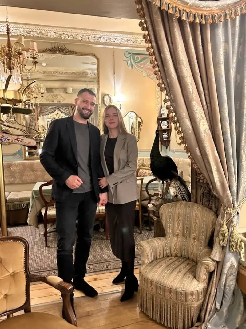 Therapy by Titov therapists Aleksejs Titovs and Darja Titova standing together in a cozy vintage-style room in Riga.