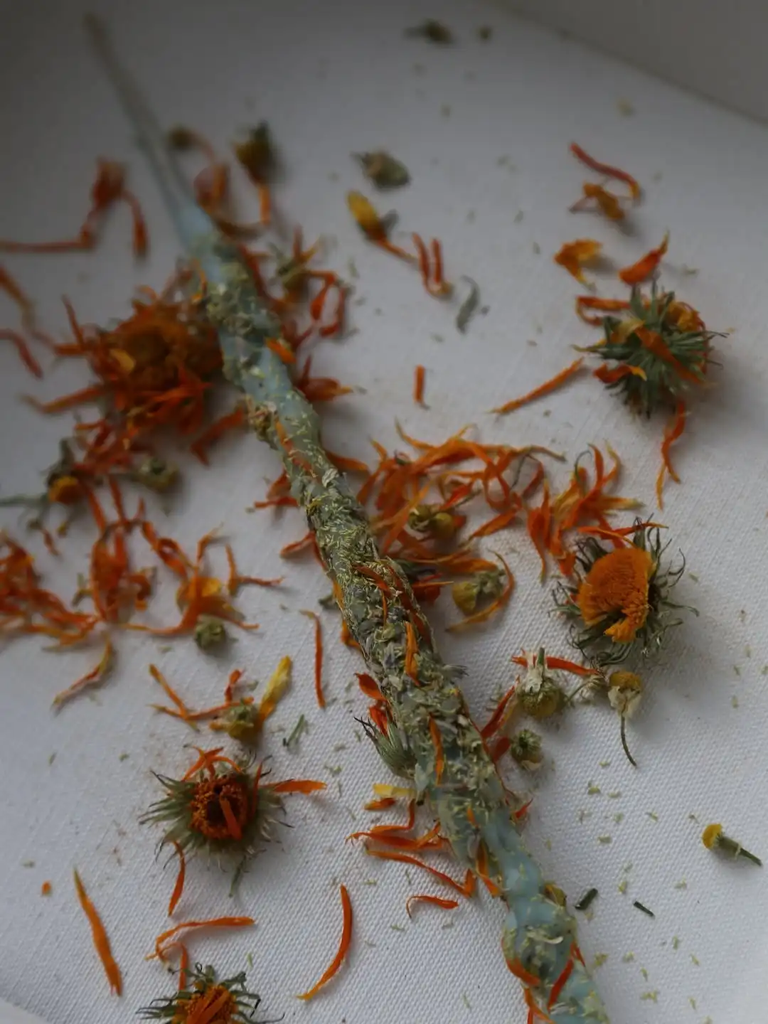 Gaiša rituālu svece ar kliņģerītēm un zālītēm