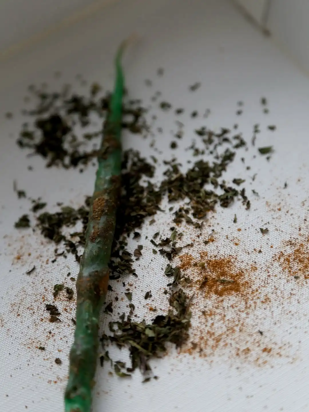 Zaļa rituālu svece ar kaltētām zālītēm