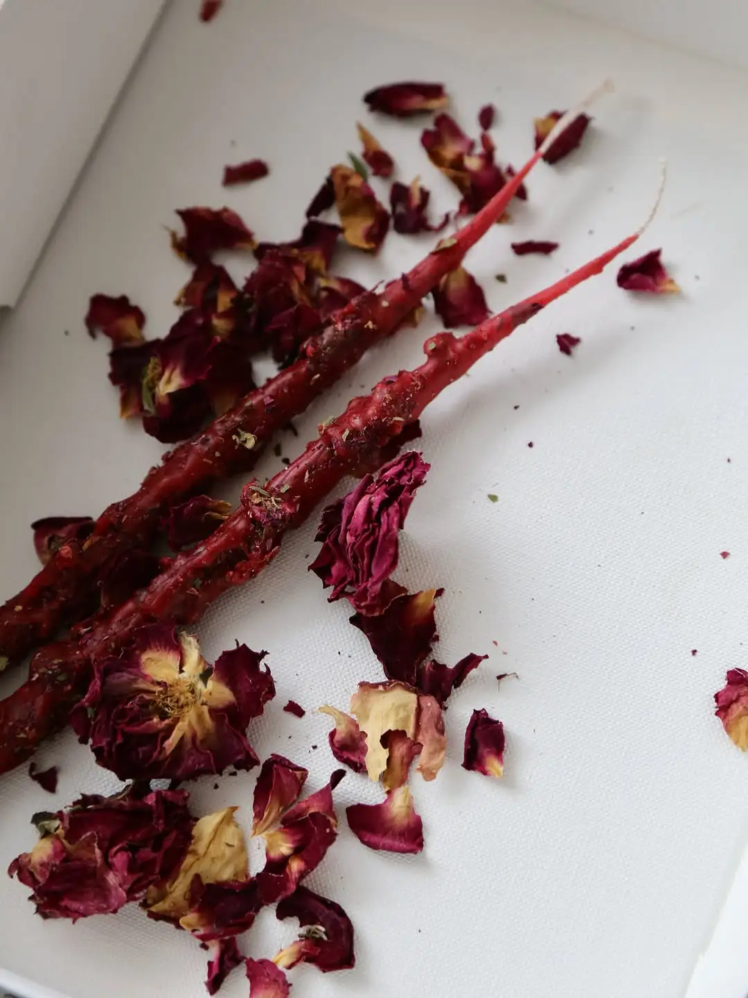 Sarkanas rituālu sveces ar rožu ziedlapiņām pašvērtības un mīlestības enerģijas stiprināšanai